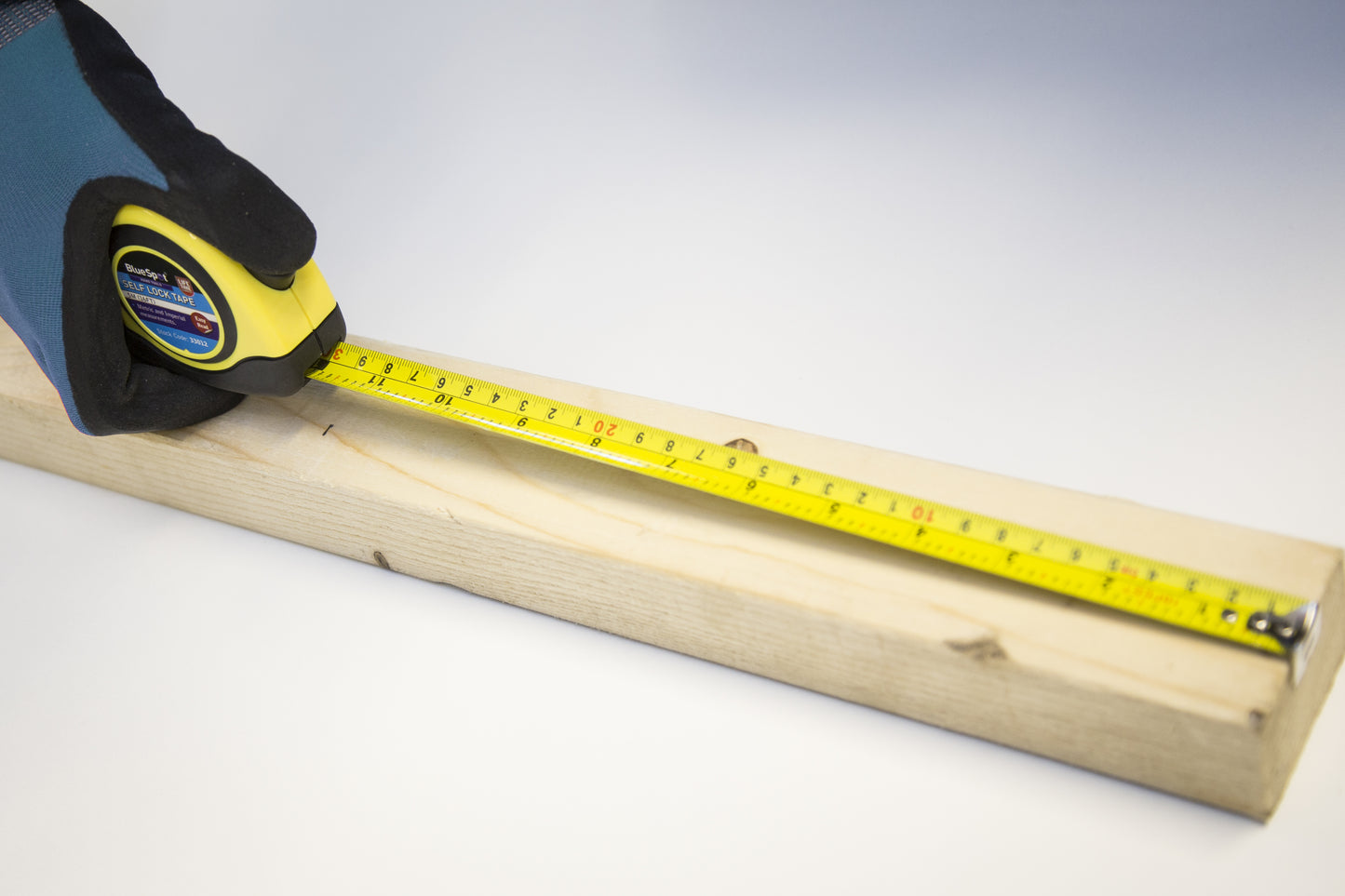 BlueSpot 5m (16ft) Soft Grip Self-Lock Tape Measure 33012