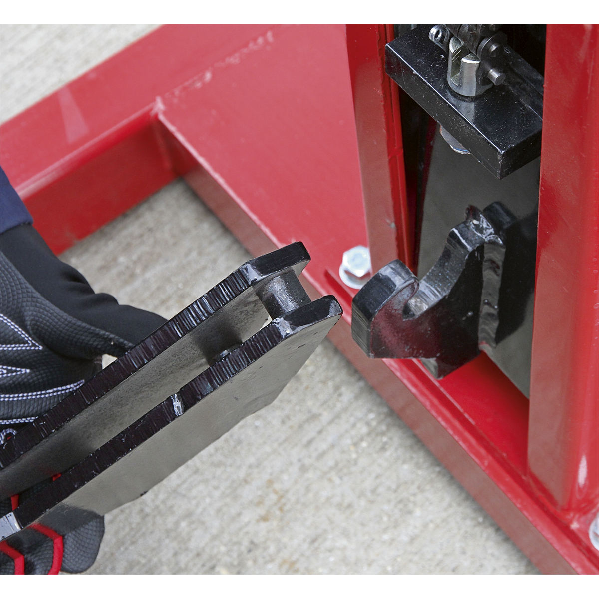 Sealey 1.5tonne Air/Hydraulic Vehicle Lift with Foot Pedal AVR1500FP