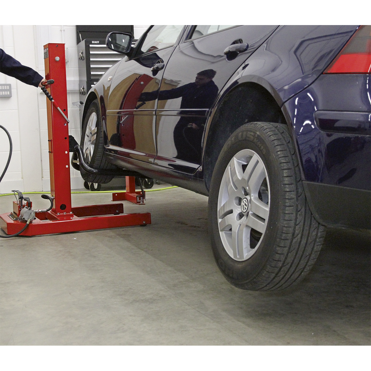Sealey 1.5tonne Air/Hydraulic Vehicle Lift with Foot Pedal AVR1500FP