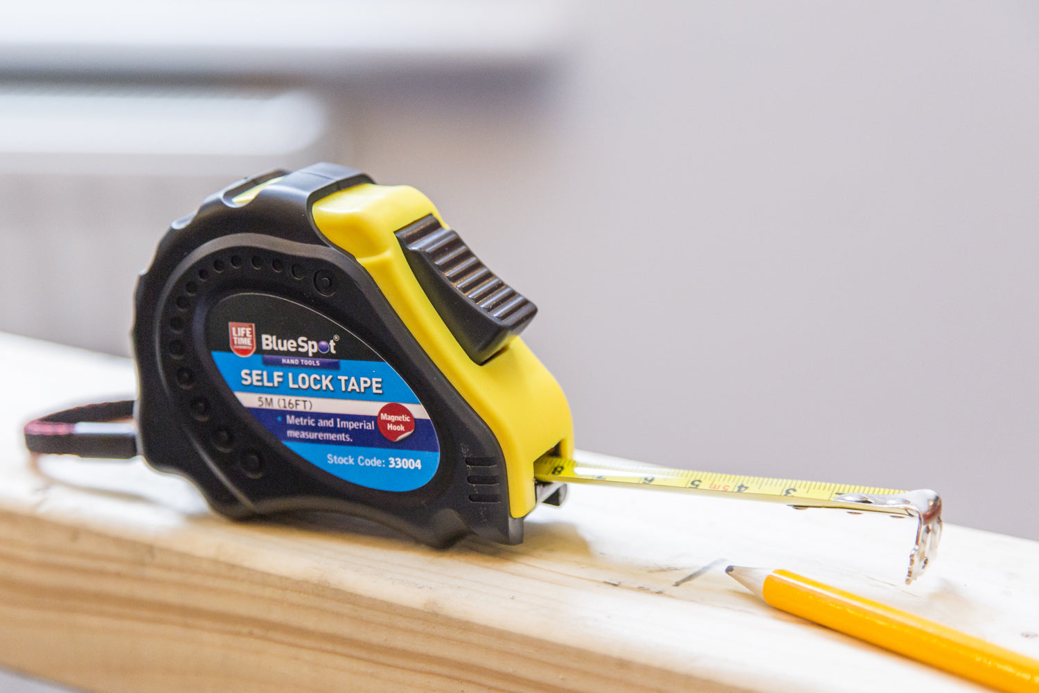 BlueSpot 5m (16ft) Soft Grip Self-Lock Tape Measure 33004