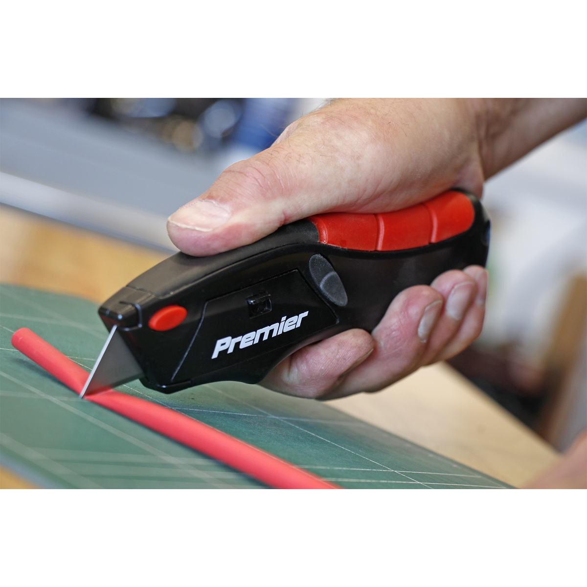 Sealey Squeeze Action Auto-Load Utility Knife AK8607