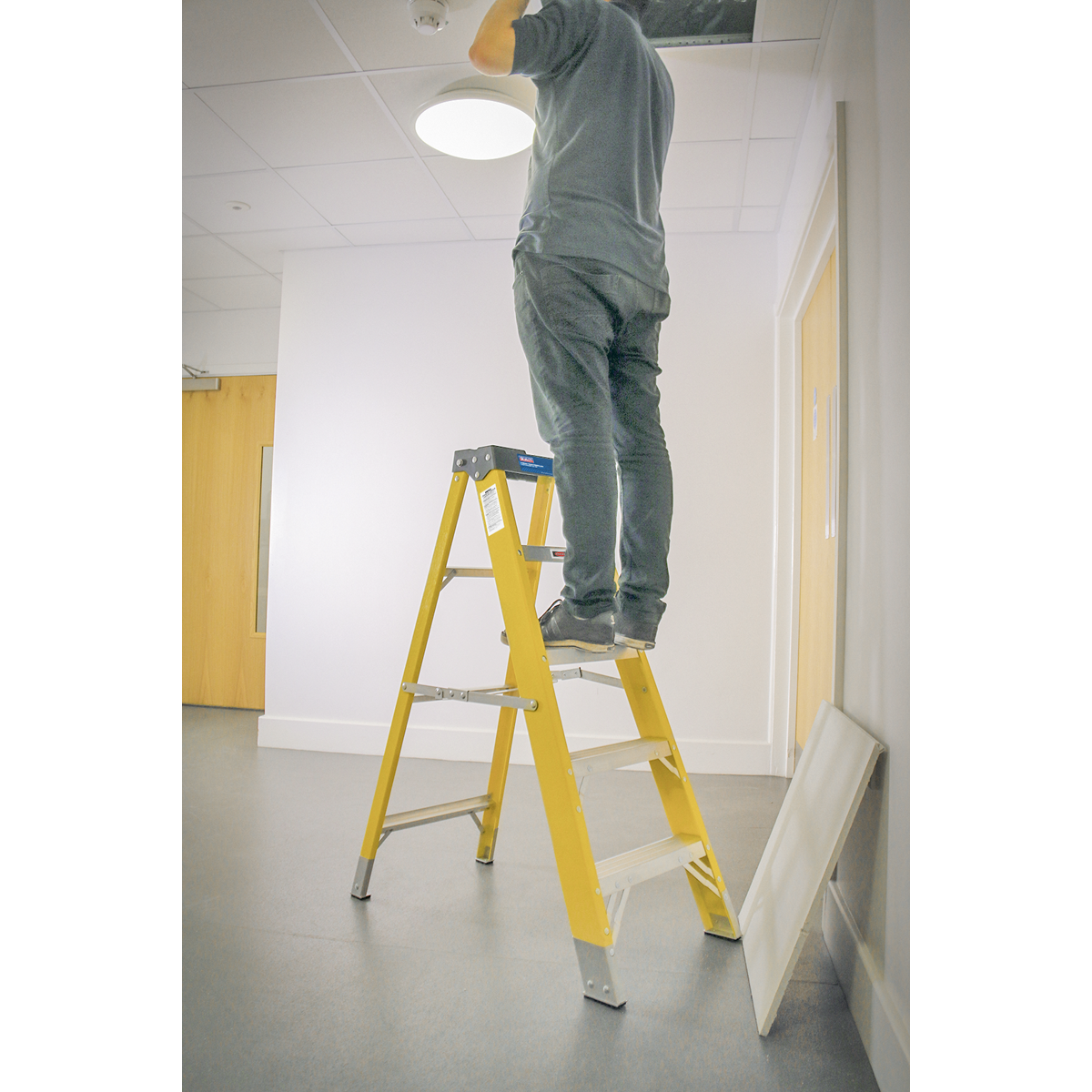 Sealey 4-Tread Trade Fibreglass Step Ladder EN 131 FSL5