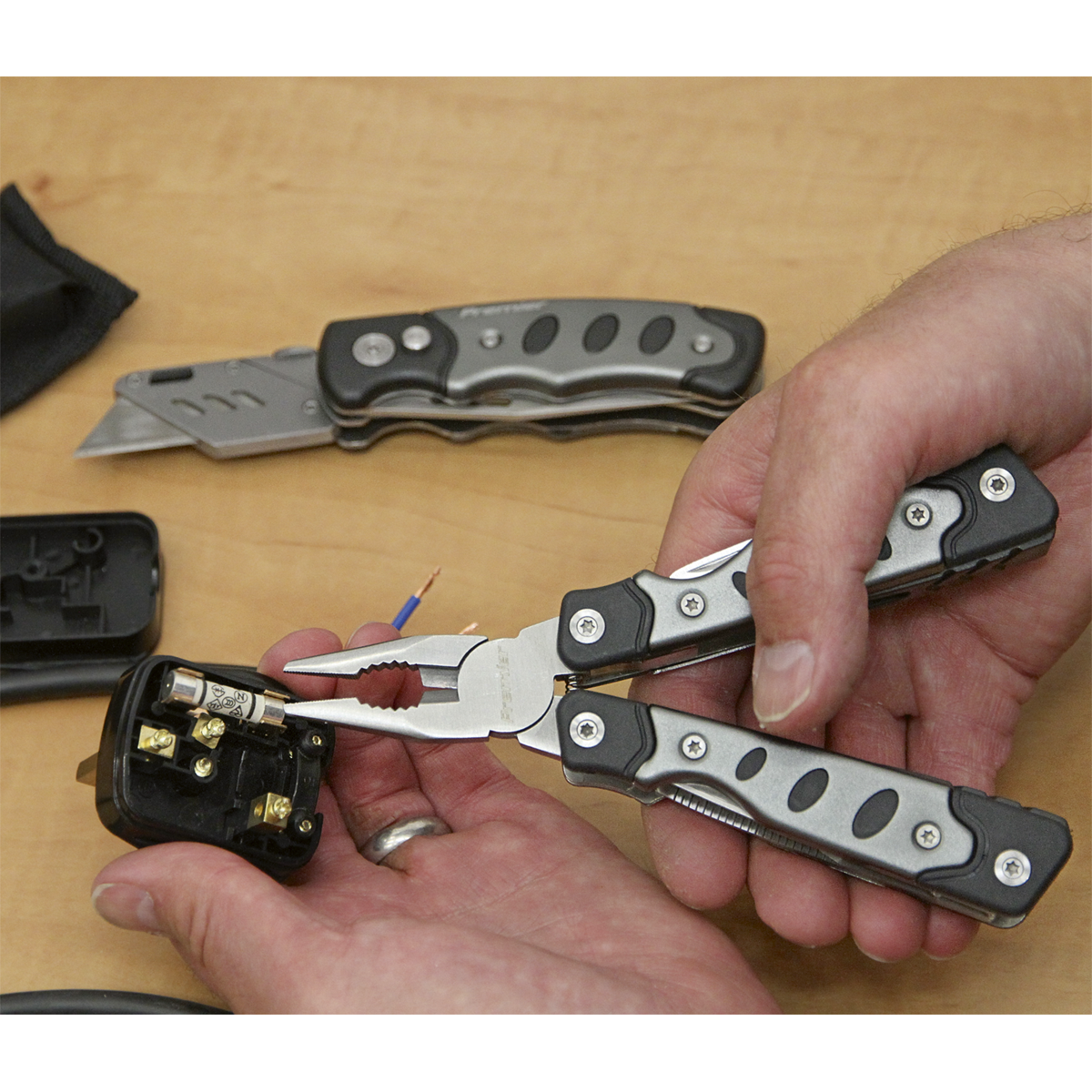Sealey 2pc 15-Function Multi-Tool & Twin Blade Knife Set PK27